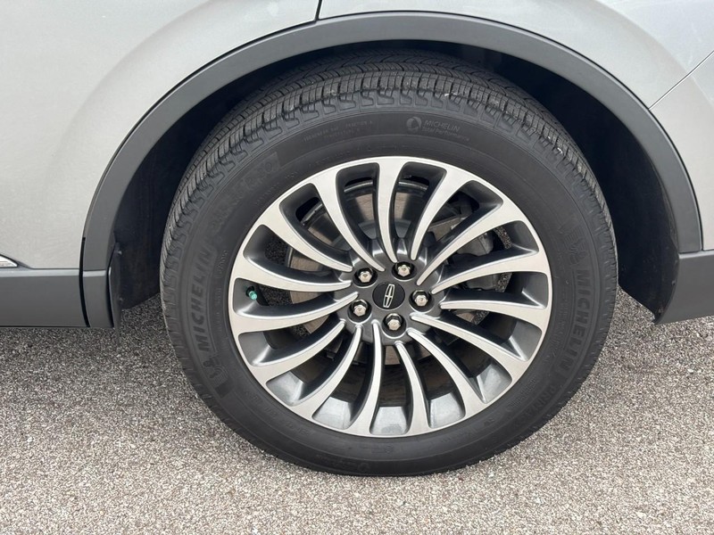 Lincoln Aviator Vehicle Full-screen Gallery Image 11