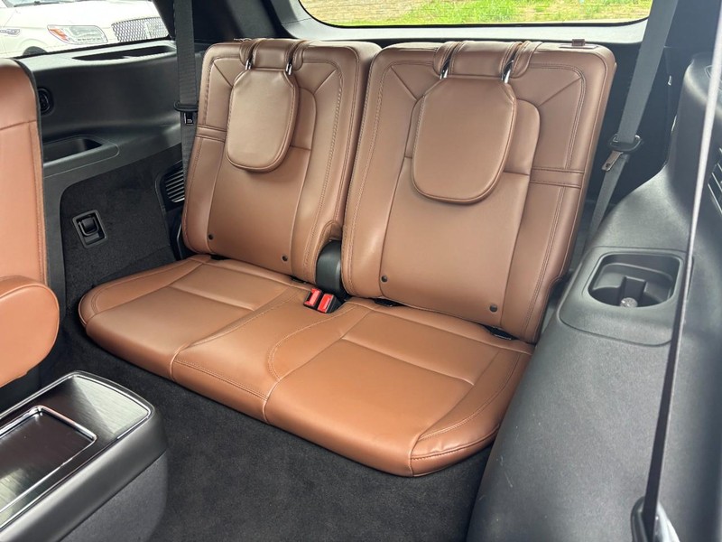 Lincoln Aviator Vehicle Full-screen Gallery Image 12