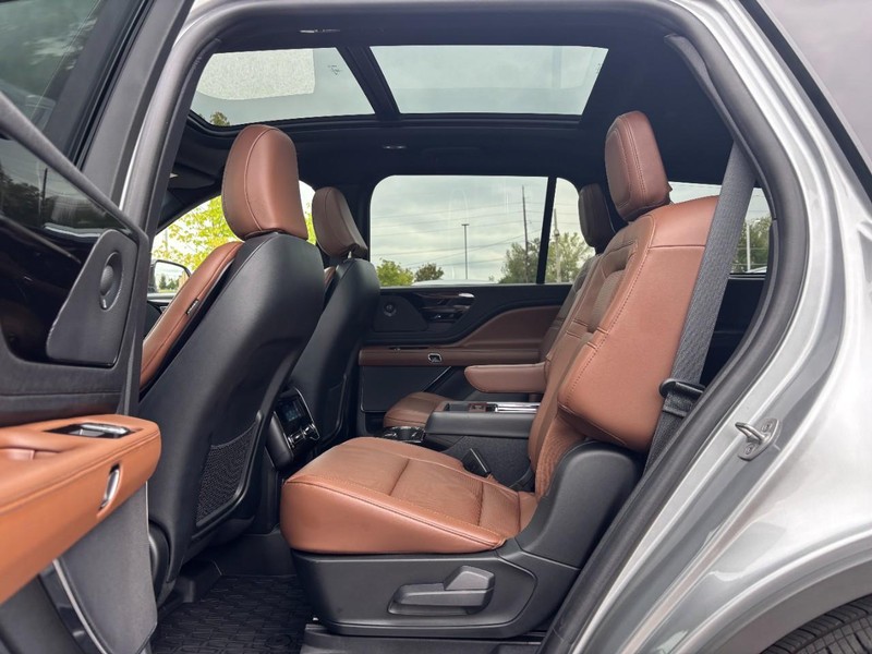 Lincoln Aviator Vehicle Full-screen Gallery Image 13