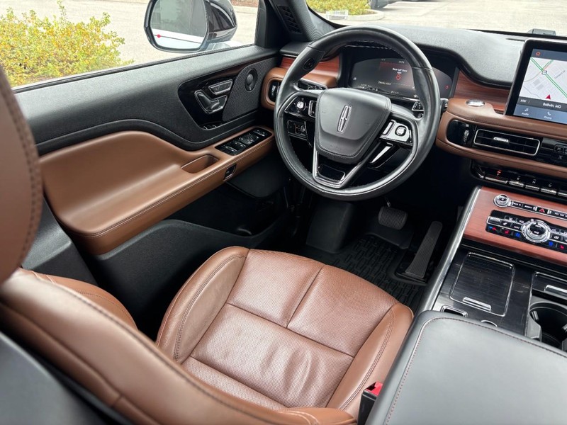 Lincoln Aviator Vehicle Full-screen Gallery Image 14