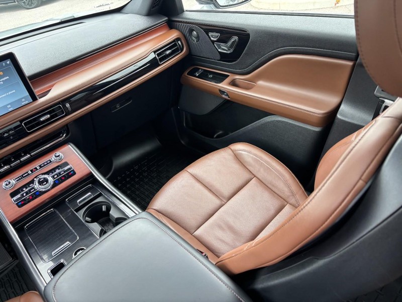 Lincoln Aviator Vehicle Full-screen Gallery Image 16