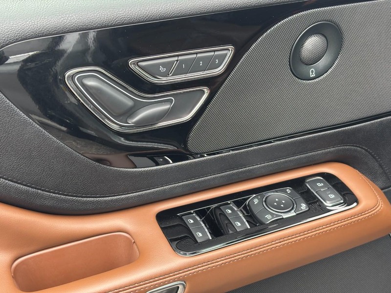 Lincoln Aviator Vehicle Full-screen Gallery Image 18