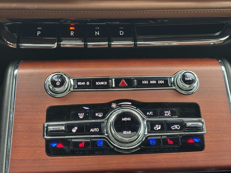 Lincoln Aviator Vehicle Full-screen Gallery Image 25