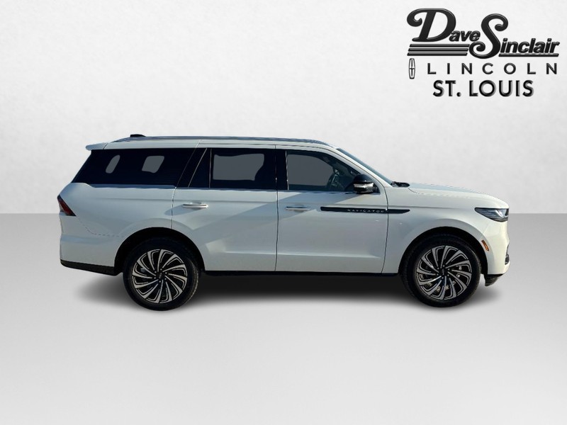 Lincoln Navigator Vehicle Full-screen Gallery Image 02