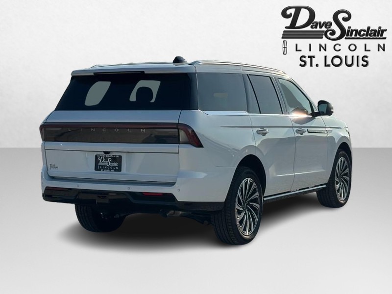 Lincoln Navigator Vehicle Full-screen Gallery Image 03