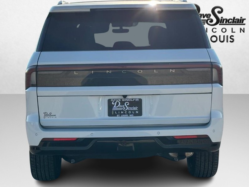 Lincoln Navigator Vehicle Full-screen Gallery Image 04