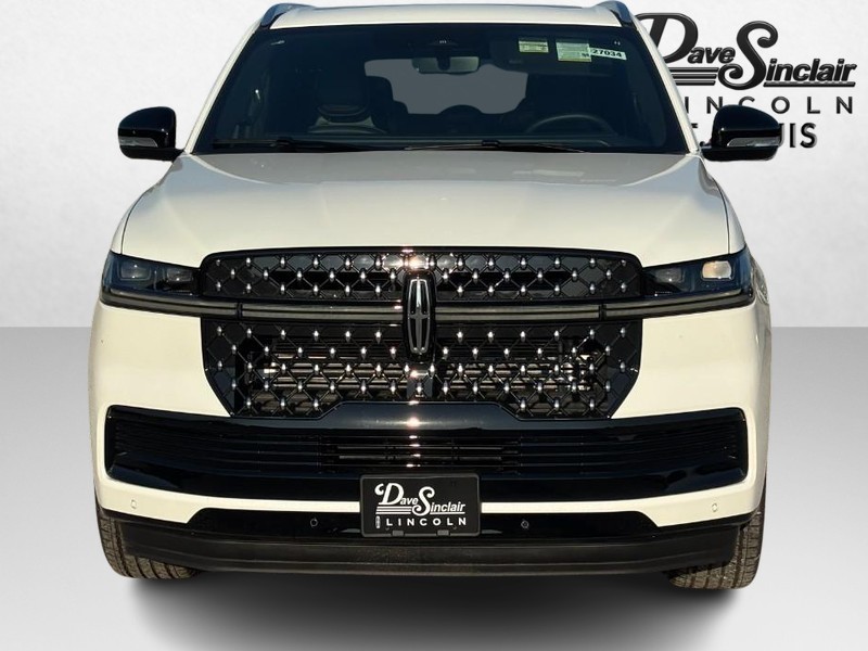 Lincoln Navigator Vehicle Full-screen Gallery Image 09