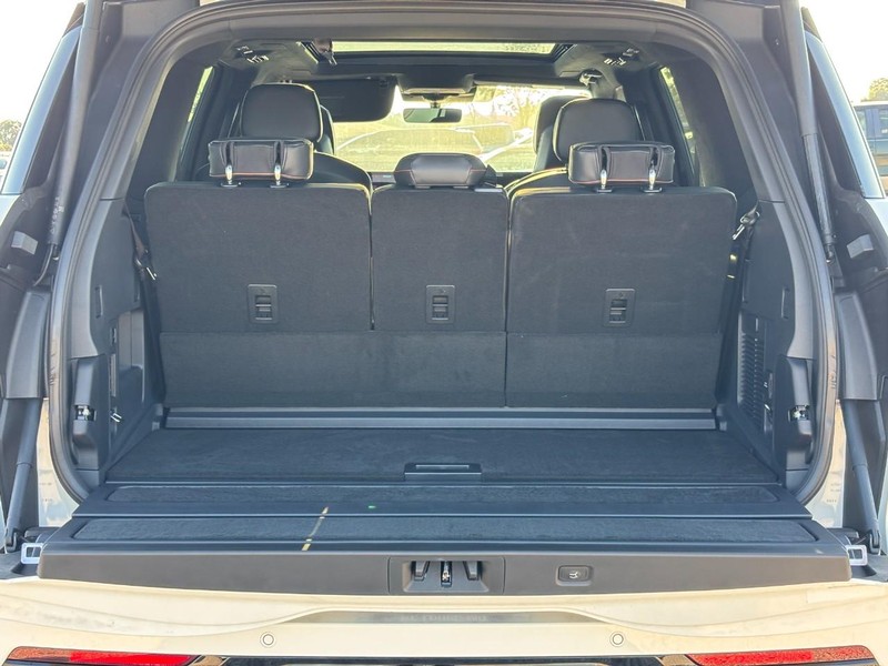 Lincoln Navigator Vehicle Full-screen Gallery Image 10
