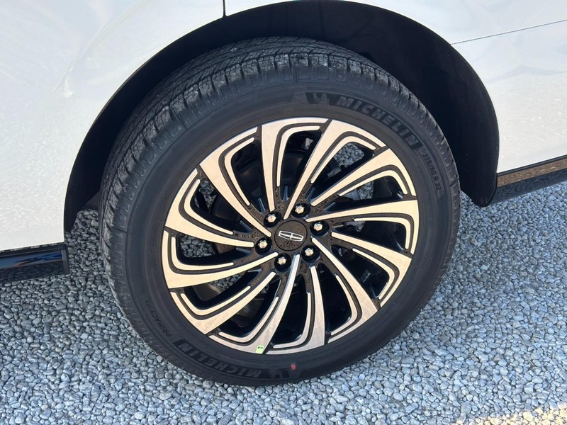 Lincoln Navigator Vehicle Full-screen Gallery Image 11