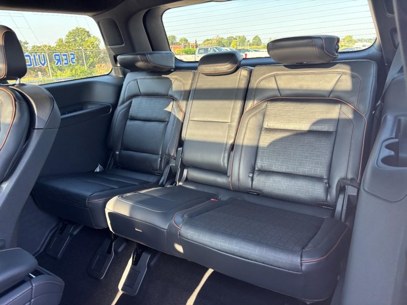 Lincoln Navigator Vehicle Full-screen Gallery Image 12