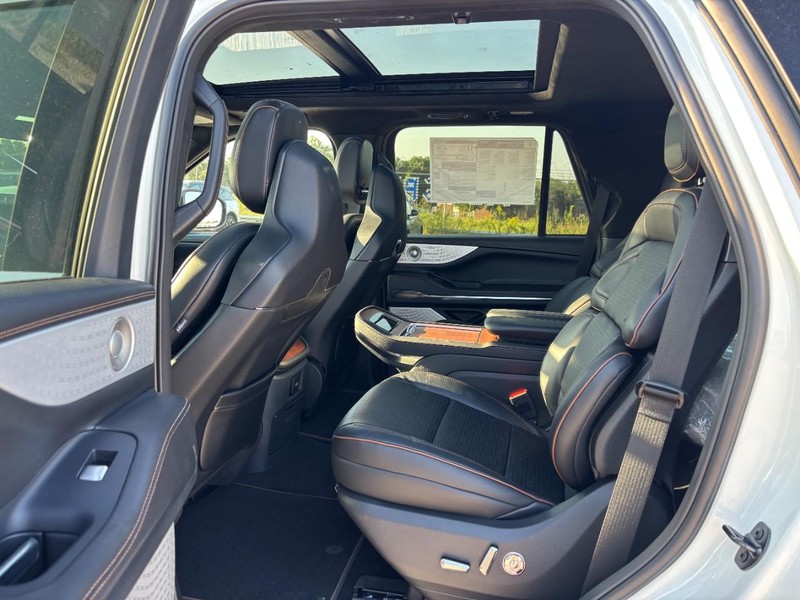 Lincoln Navigator Vehicle Full-screen Gallery Image 13