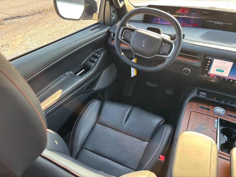 Lincoln Navigator Vehicle Full-screen Gallery Image 14