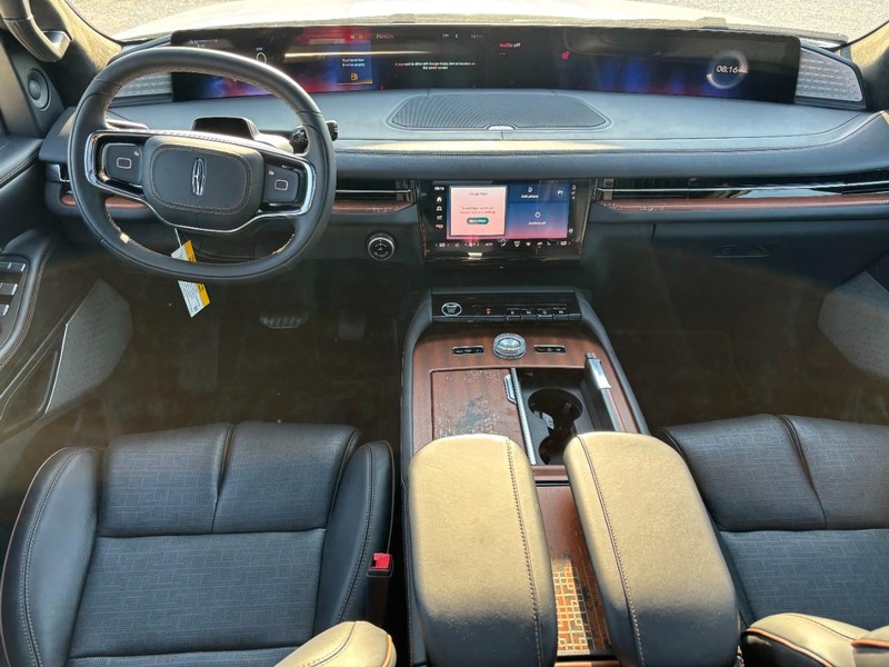 Lincoln Navigator Vehicle Full-screen Gallery Image 15