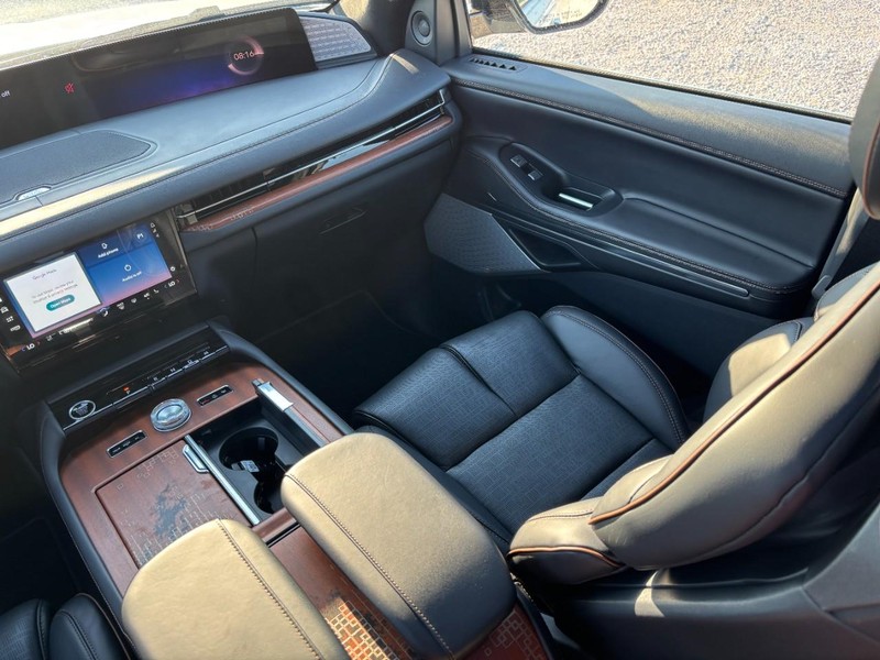 Lincoln Navigator Vehicle Full-screen Gallery Image 16