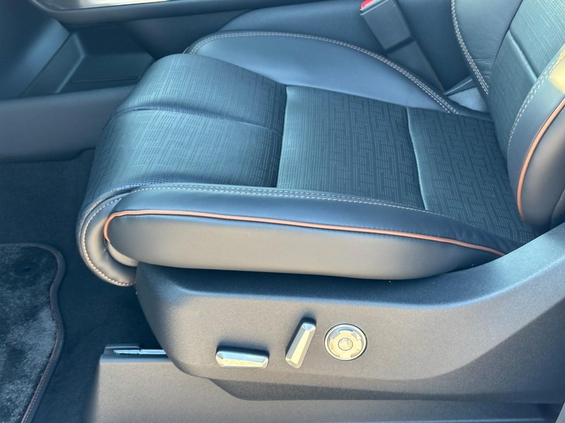 Lincoln Navigator Vehicle Full-screen Gallery Image 17