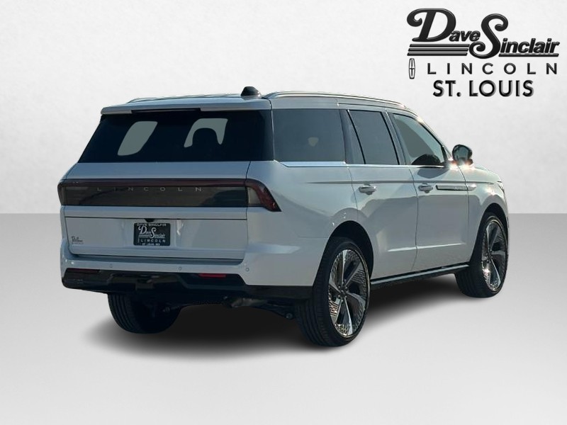 Lincoln Navigator Vehicle Full-screen Gallery Image 03