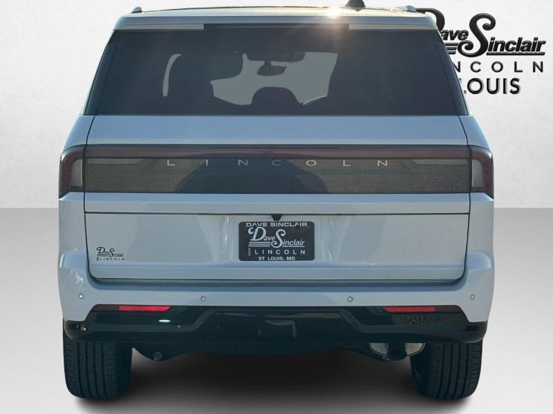 Lincoln Navigator Vehicle Full-screen Gallery Image 04