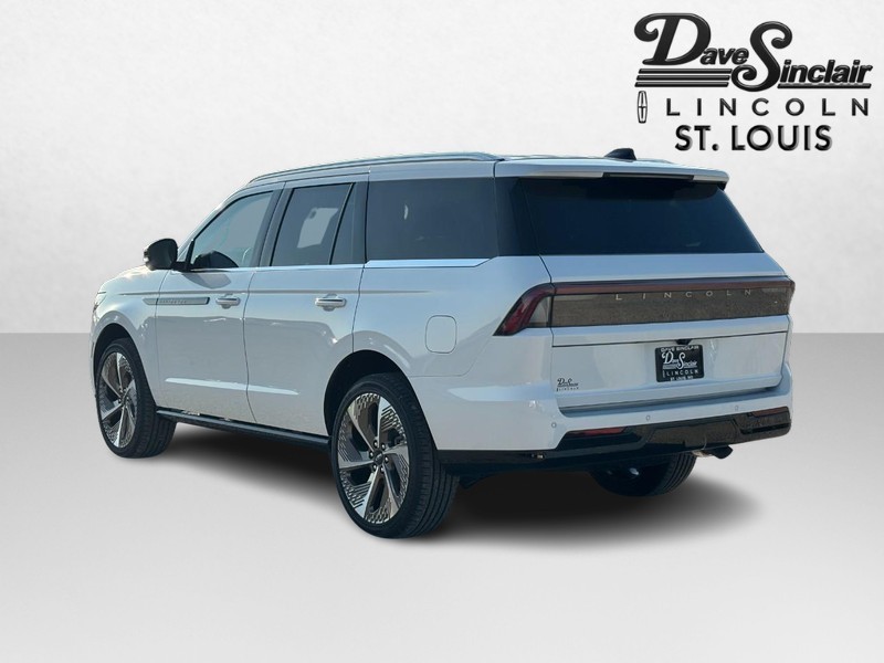Lincoln Navigator Vehicle Full-screen Gallery Image 05