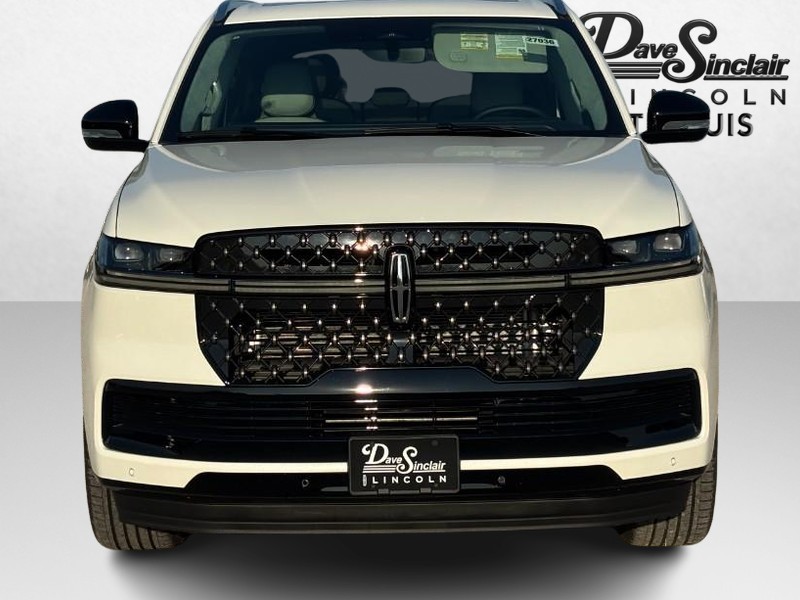 Lincoln Navigator Vehicle Full-screen Gallery Image 09