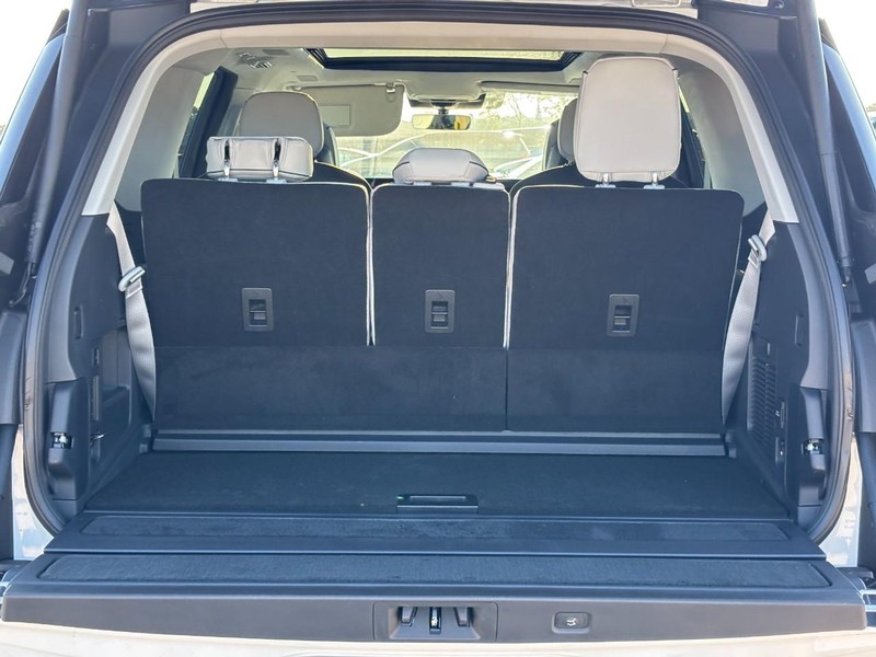 Lincoln Navigator Vehicle Full-screen Gallery Image 10