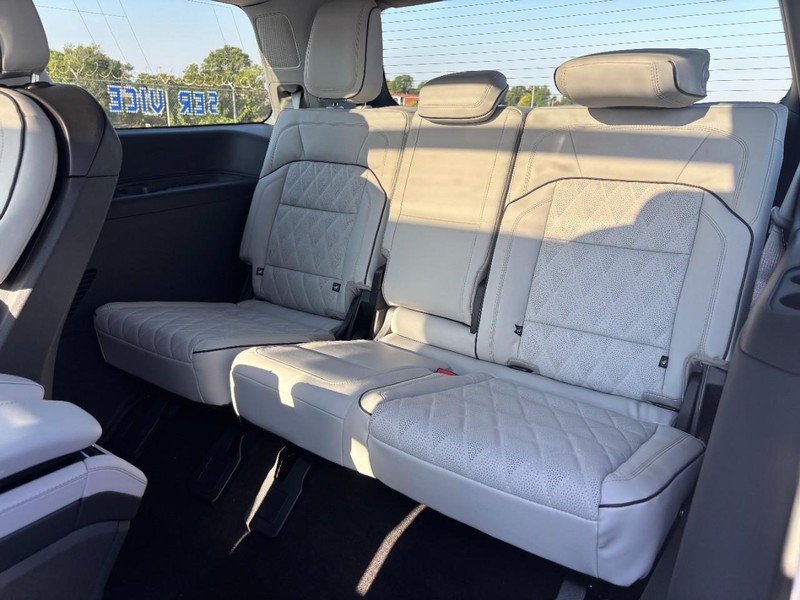 Lincoln Navigator Vehicle Full-screen Gallery Image 12