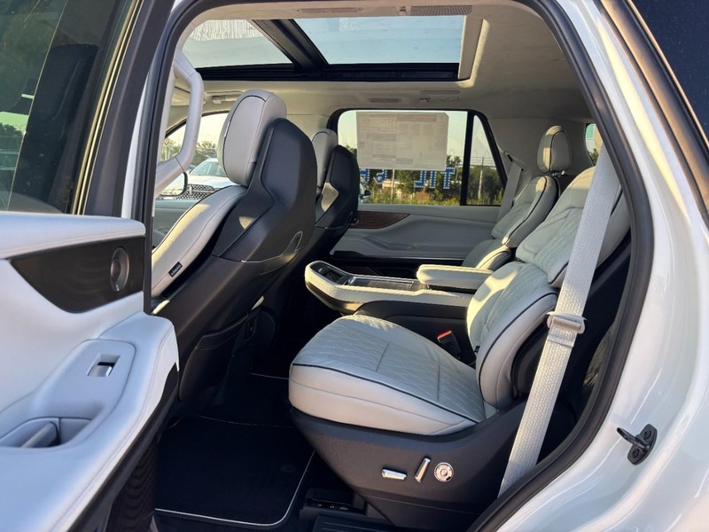 Lincoln Navigator Vehicle Full-screen Gallery Image 13