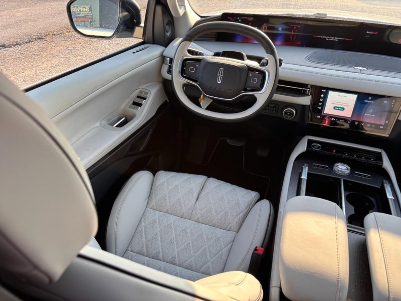 Lincoln Navigator Vehicle Full-screen Gallery Image 14