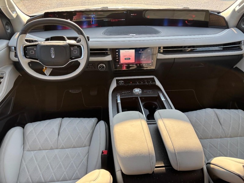 Lincoln Navigator Vehicle Full-screen Gallery Image 15