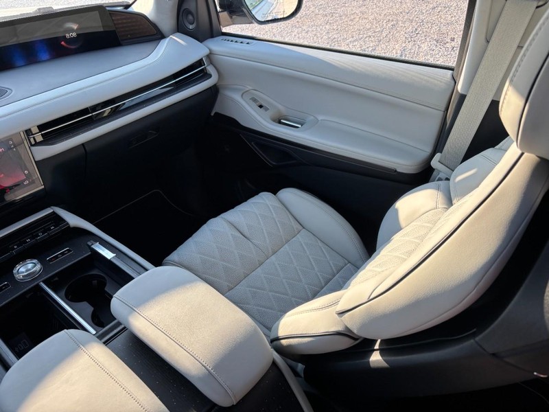 Lincoln Navigator Vehicle Full-screen Gallery Image 16
