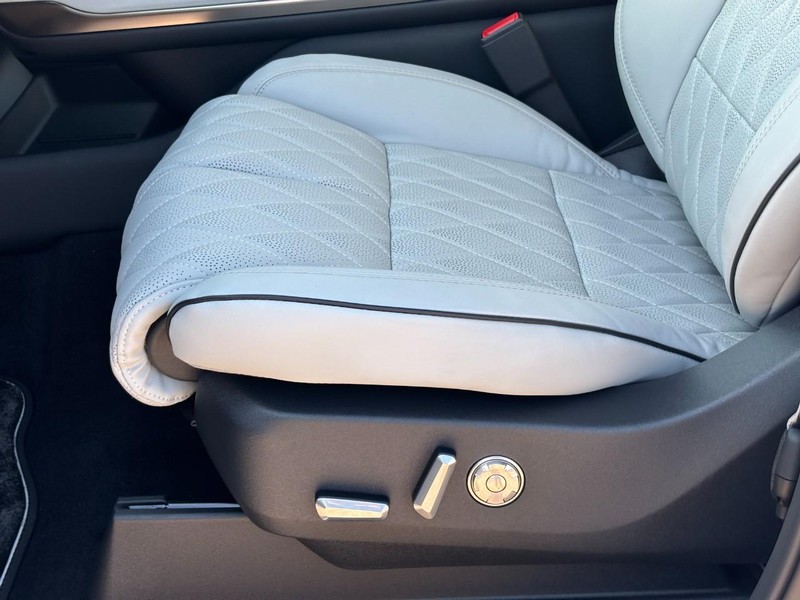 Lincoln Navigator Vehicle Full-screen Gallery Image 17