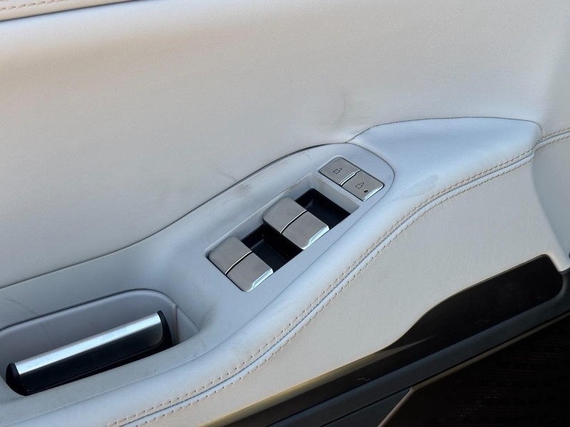 Lincoln Navigator Vehicle Full-screen Gallery Image 18
