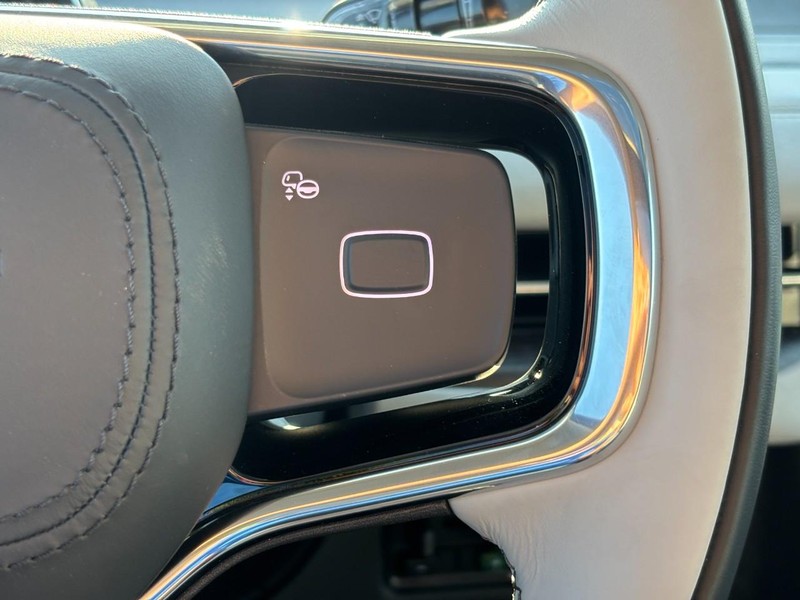 Lincoln Navigator Vehicle Full-screen Gallery Image 20