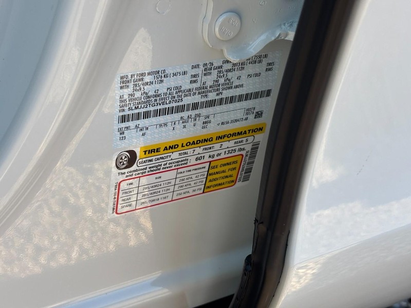 Lincoln Navigator Vehicle Full-screen Gallery Image 25