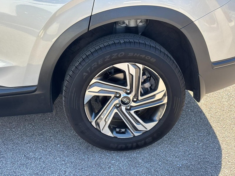 Hyundai Santa Fe Vehicle Full-screen Gallery Image 11