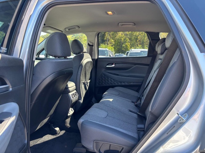 Hyundai Santa Fe Vehicle Full-screen Gallery Image 12