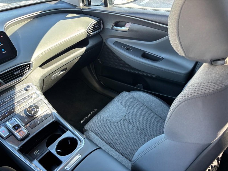 Hyundai Santa Fe Vehicle Full-screen Gallery Image 15