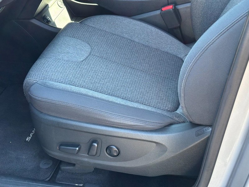 Hyundai Santa Fe Vehicle Full-screen Gallery Image 16