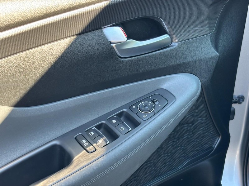Hyundai Santa Fe Vehicle Full-screen Gallery Image 17