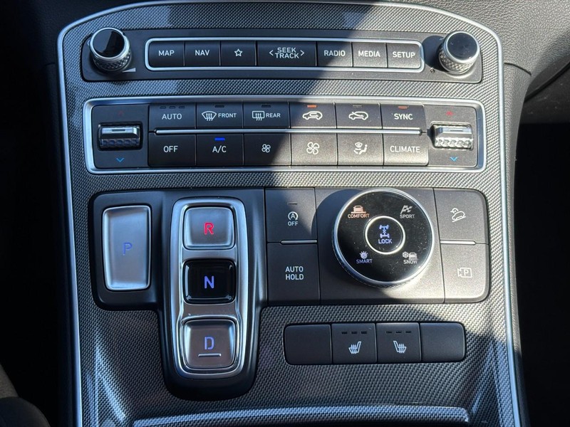Hyundai Santa Fe Vehicle Full-screen Gallery Image 24