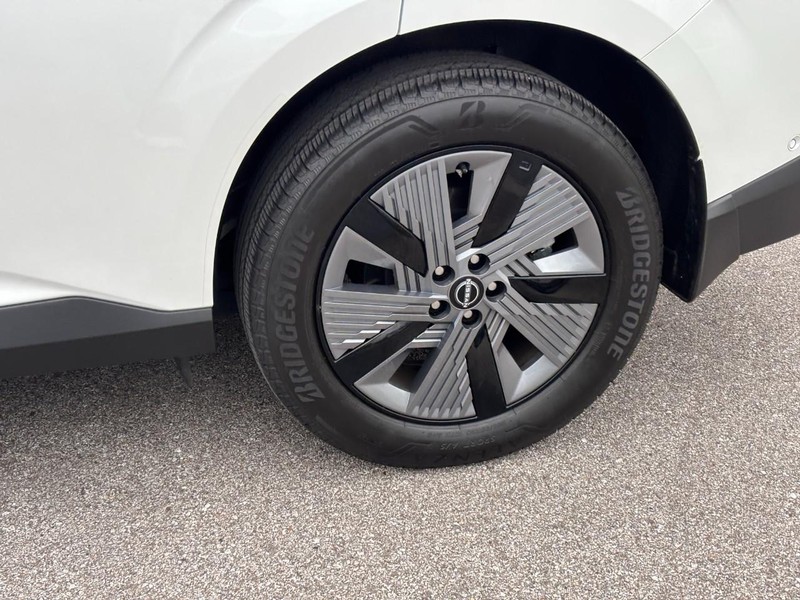 Nissan Murano Vehicle Full-screen Gallery Image 11