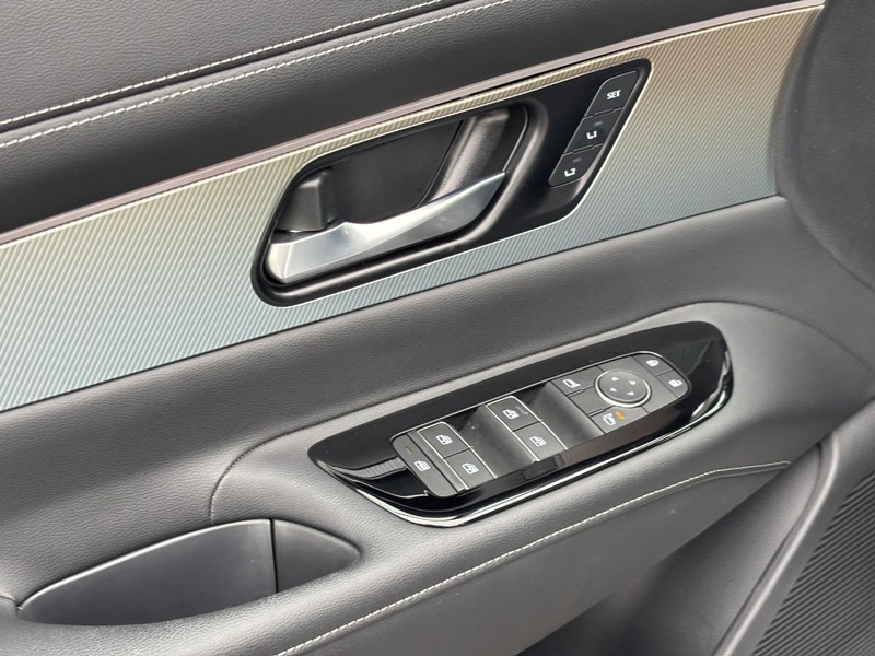 Nissan Murano Vehicle Full-screen Gallery Image 17