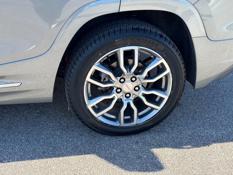GMC Terrain Vehicle Full-screen Gallery Image 11