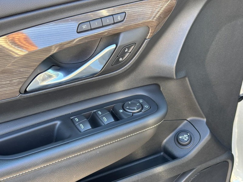 GMC Terrain Vehicle Full-screen Gallery Image 17