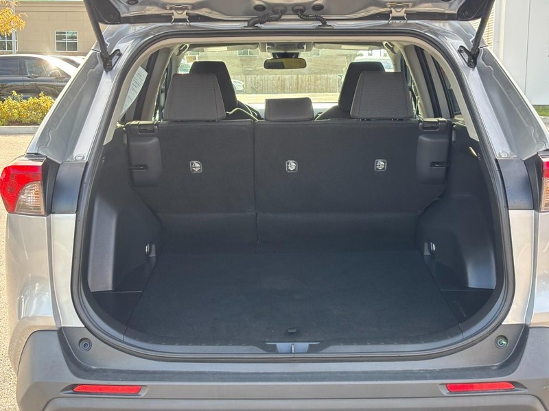 Toyota RAV4 Vehicle Full-screen Gallery Image 10