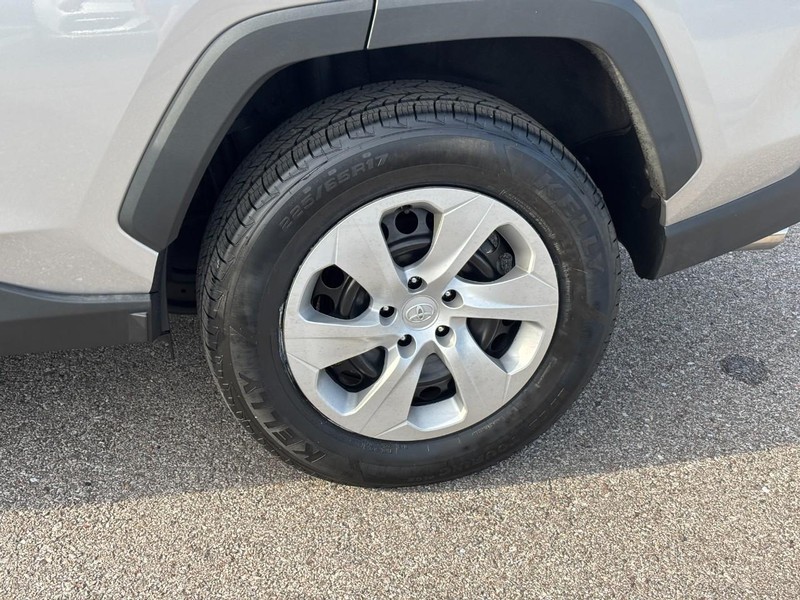 Toyota RAV4 Vehicle Full-screen Gallery Image 11