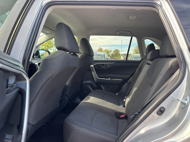 Toyota RAV4 Vehicle Full-screen Gallery Image 12