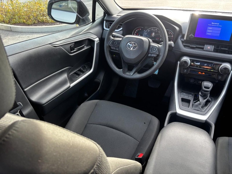 Toyota RAV4 Vehicle Full-screen Gallery Image 13
