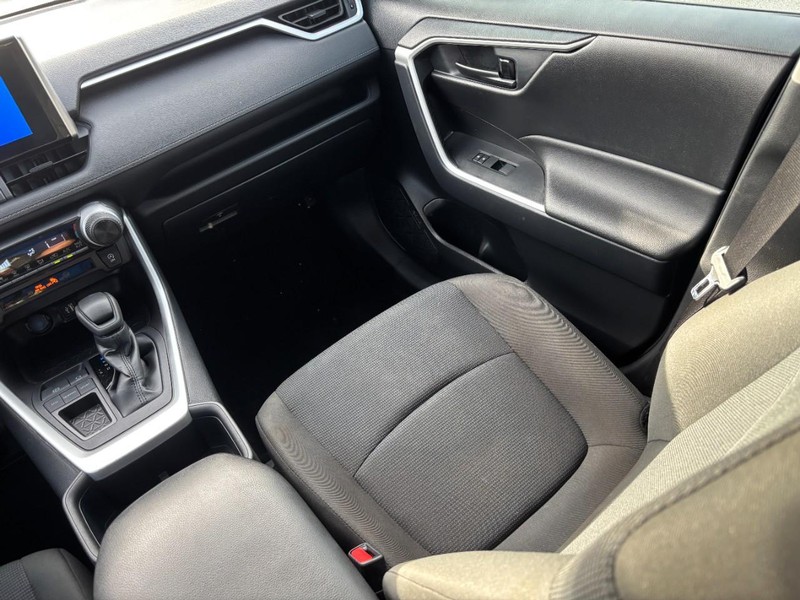 Toyota RAV4 Vehicle Full-screen Gallery Image 15