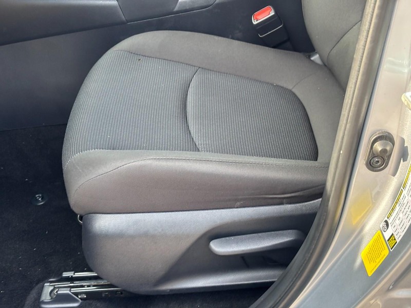 Toyota RAV4 Vehicle Full-screen Gallery Image 16
