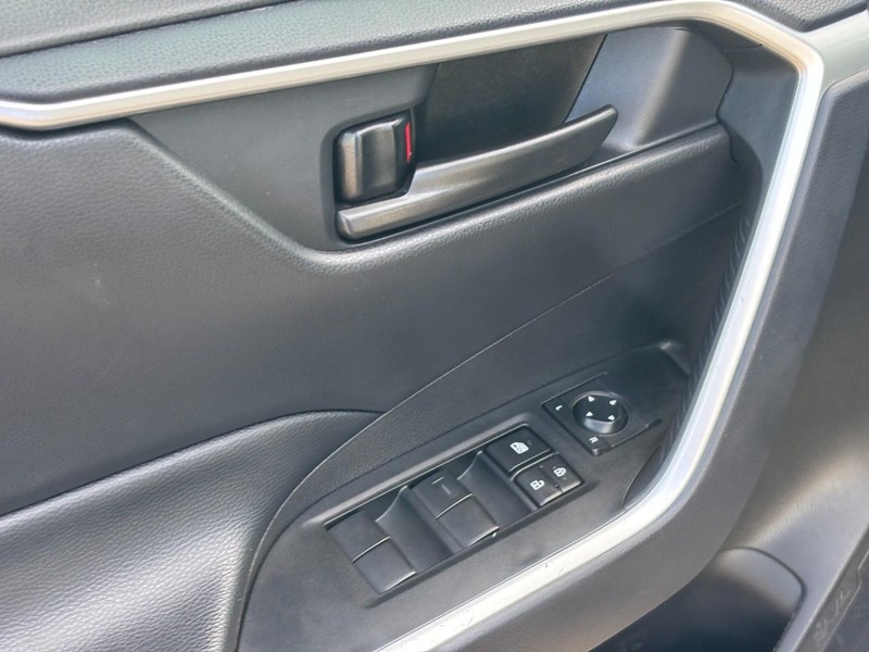 Toyota RAV4 Vehicle Full-screen Gallery Image 17